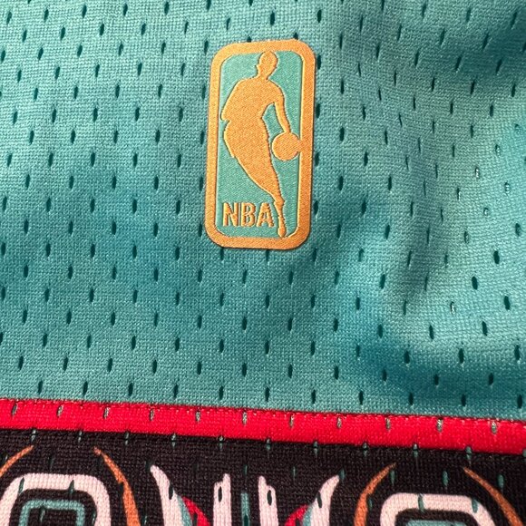 Mitchell & Ness Vancouver Grizzlies 1996/97 Road Swingman Shorts NWT Small - Picture 4 of 5